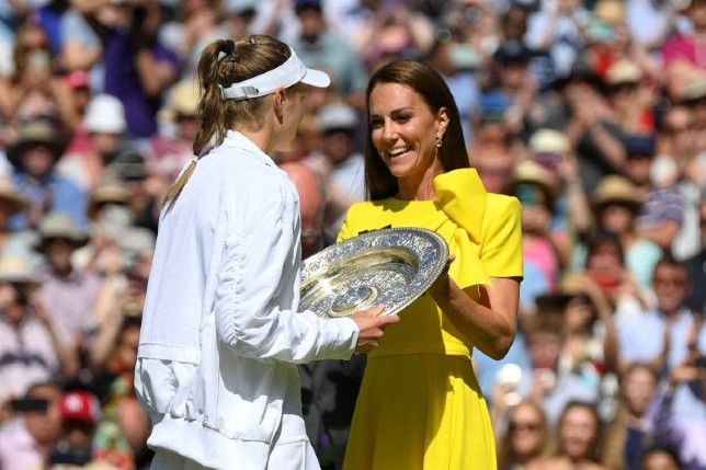 Duchess of Cambridge Putri Catherine mempersembahkan trofi juara tunggal putri Wimbledon kepada petenis Kazakhstan Elena Rybakina, setelah memenangkan final melawan petenis Tunisia Ons Jabeur, di All England Lawn Tennis and Croquet Club, London, Inggris,